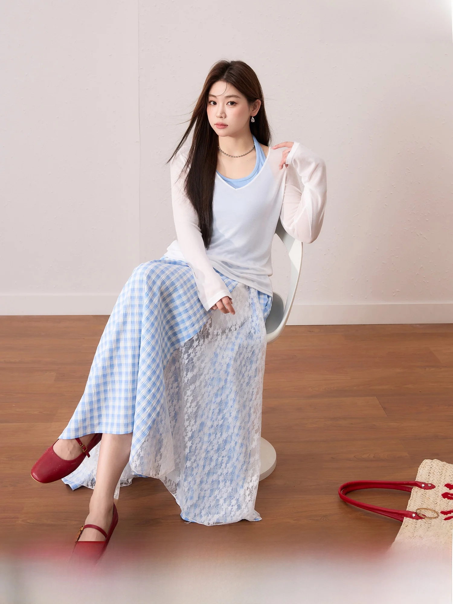 

Летний комплект женской одежды больших размеров: топ с защитой от солнца, кружевной жилет и юбка миди — красивый летний наряд...