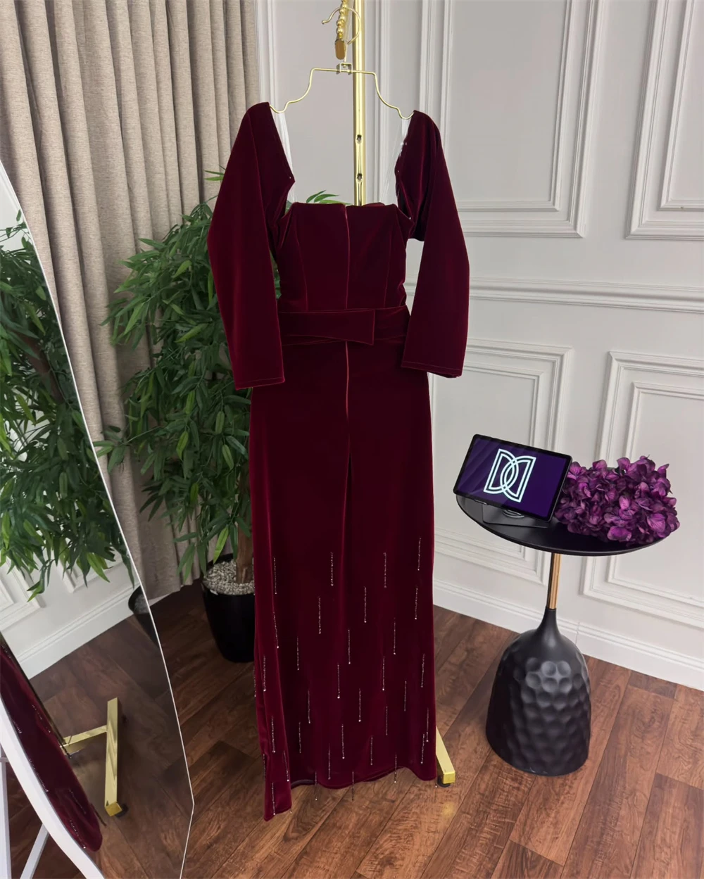 Вечернее платье по индивидуальному заказу. Изысканное бордовое бархатное платье с открытыми плечами и длинными рукавами. Прямые хрустальные платья для особых случаев.