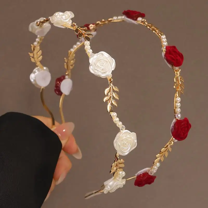 Elegante Rosenblüten-Stirnbänder mit Kunstperlen und goldenen Blättern für Hochzeiten, Brautpartys und den Alltag. – Detail 15