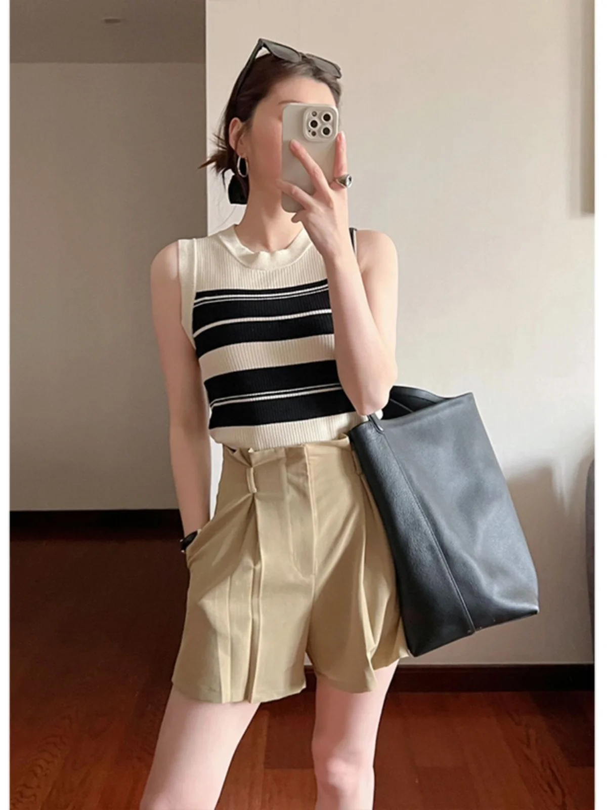 เสื้อกั๊กไหมพรมทรงเข้ารูปสำหรับผู้หญิง สไตล์หวานซ่อนเปรี้ยว สีสันสดใส ลายทาง แฟชั่นทันสมัย