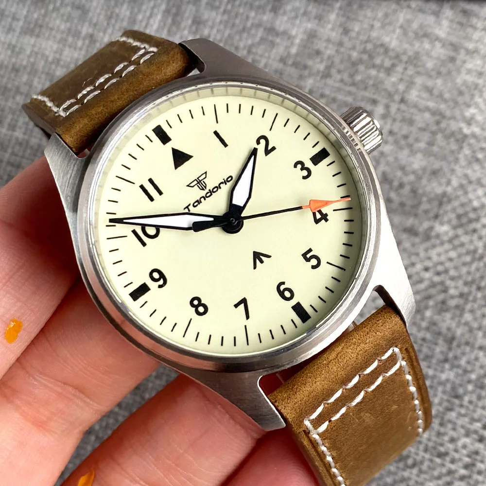 

Tandorio 39mm Pilot 200M Automatic Watch Men Beige Full Green Lume Dial NH35A PT5000 Sapphire Crystal Screw Crown Leather