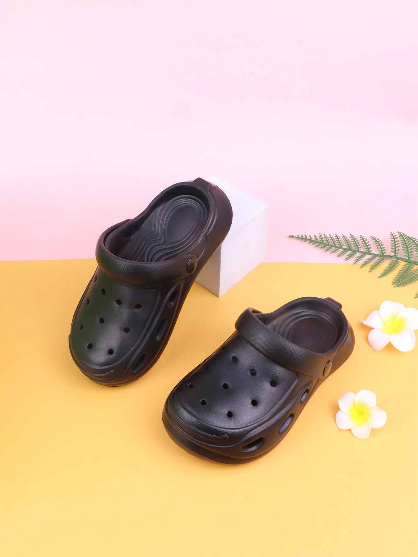 Pair of black kidsren\'s sandals for summer indoor use non-slip girls boys and girls hole shoes fashionable beach shoes baby baby bathing Baotou