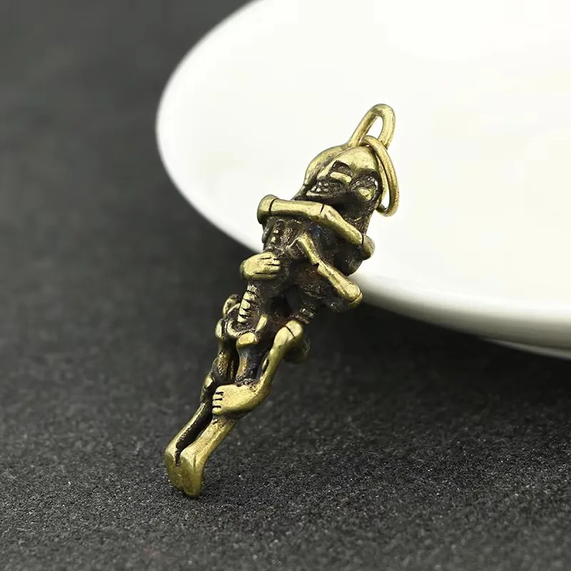 Mini Cute Vintage Brass Hug Skull Statue Keychain Pendant Decoration Ornament Sculpture Home Office Desk Ornament Funny Toy Gift