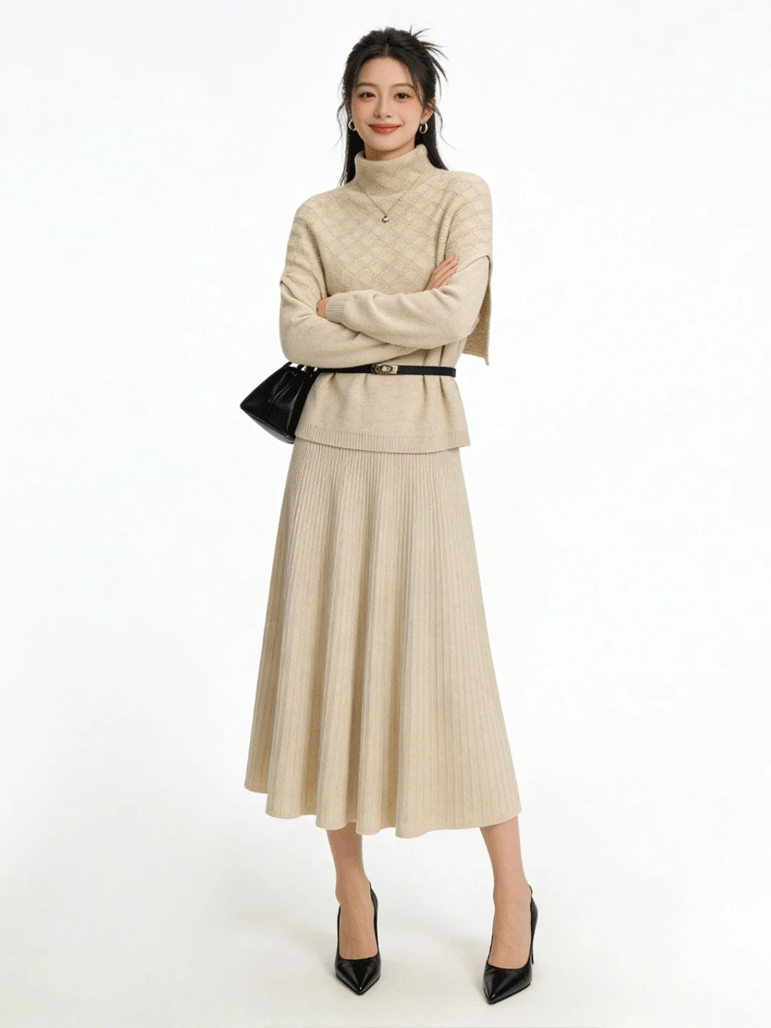 

Модный комплект для ранней весны: вязаный топ с высокой талией и многослойная юбка с высоким воротником-хомутом, создающая стройнящий силуэт