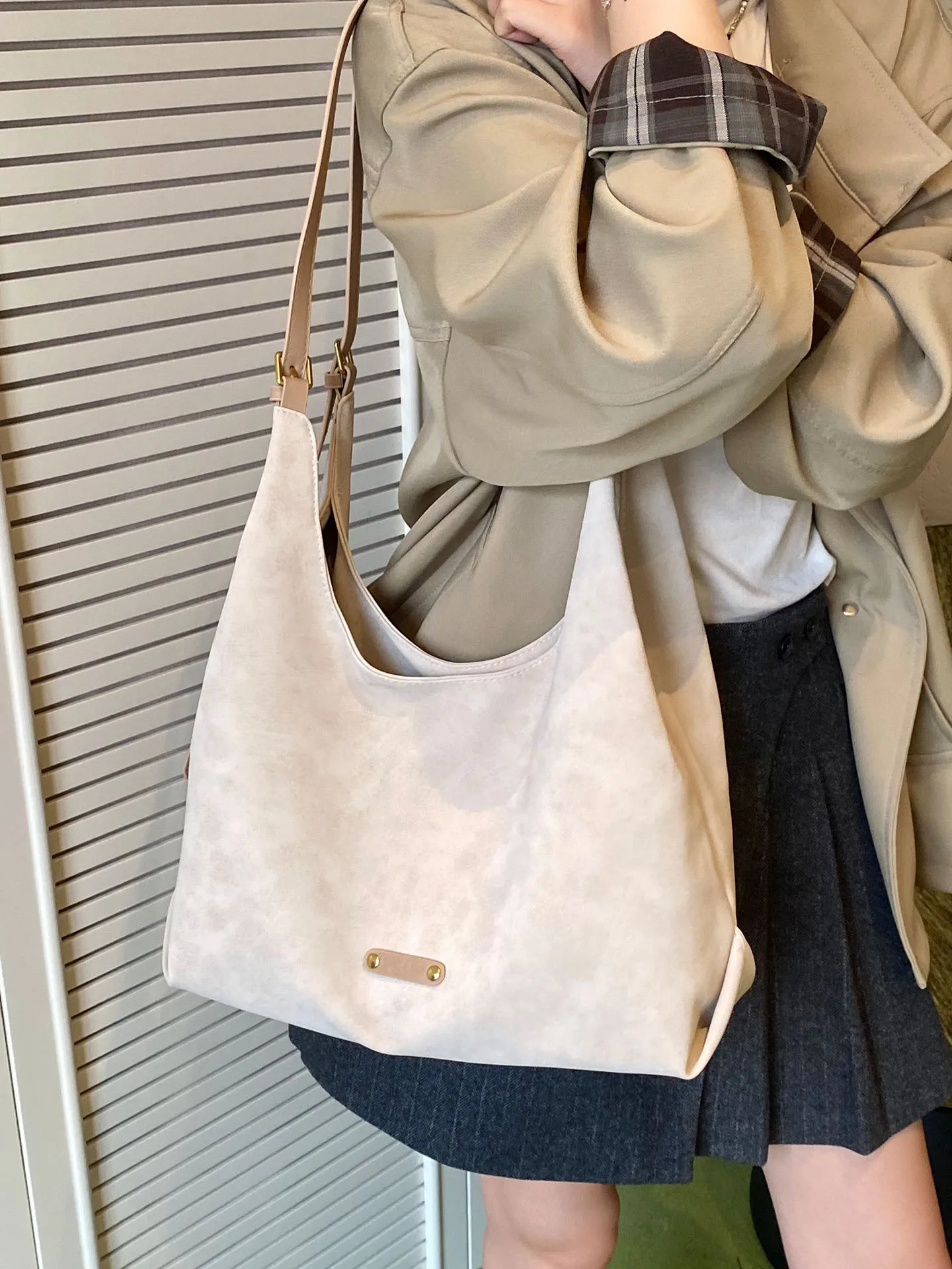 

Простые замшевые сумки на плечо для женщин, повседневные сумки большой вместимости в корейском стиле, лоскутная сумка-тоут с надписью в стиле ретро