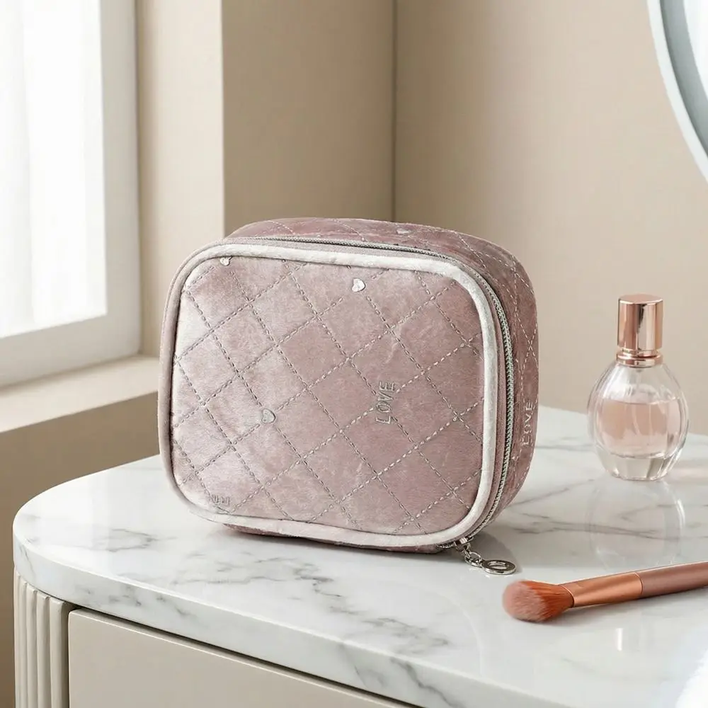 Cute Velvet Makeup Bag Zipper Closure Compact Mini Makeup Bag Portable Simple Ladies Coin Purse Makeup Organizer