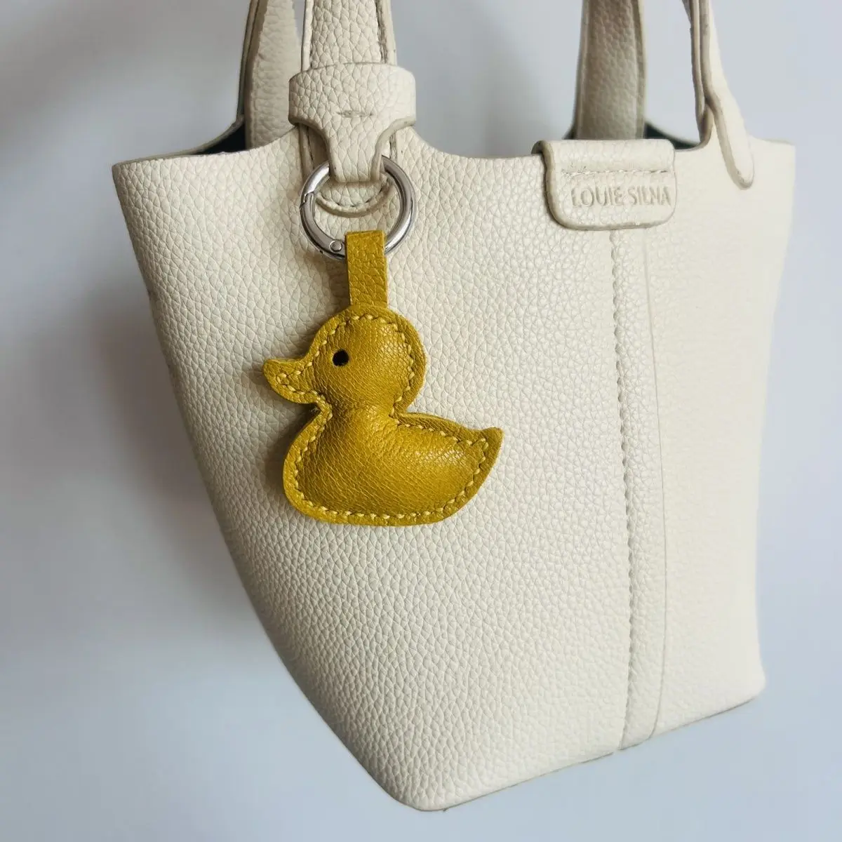 Handmade genuine leather small yellow duck bag charm car keychain pendant cute and simple bag decoration gift