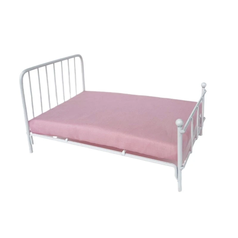 Lit élégant pour maisons poupées à l'échelle 1/12 en métal blanc robuste avec matelas oreiller inclus pour une décoration