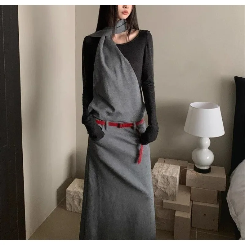 เดรสยาวสไตล์หลังวันพิมพ์พิจารณ์โลก แขนยาว ดีไซน์สองชิ้นหลอกตา ทรงเข้ารูปช่วงเอว คอผูกเชือก ดีไซน์เลเยอร์