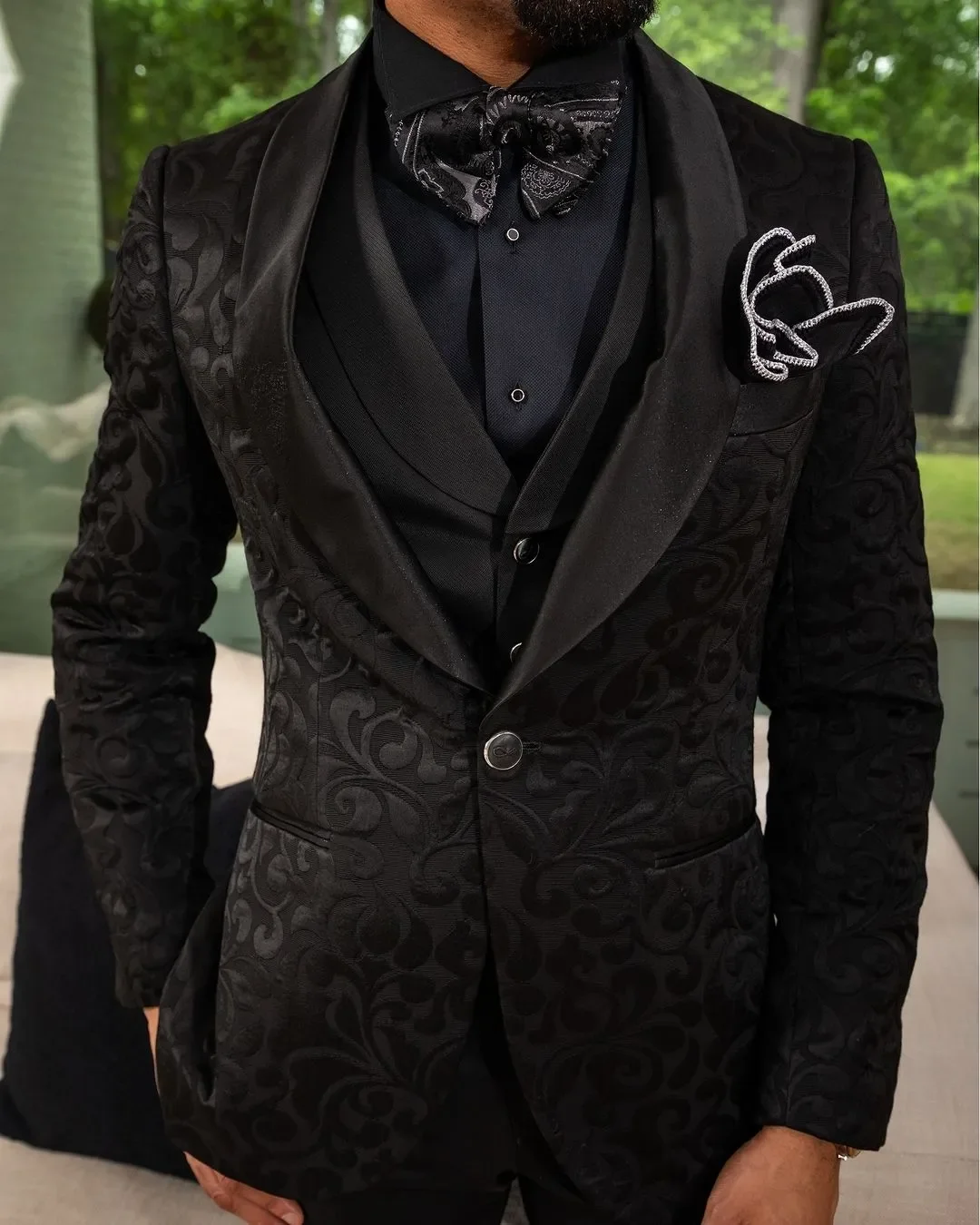 

Black Floral Jacquard Men Suits Tuxedos Fashion Wedding Groom Wear Prom Party 3 Pcs Blazer Vest Pants Custom Male Clothing