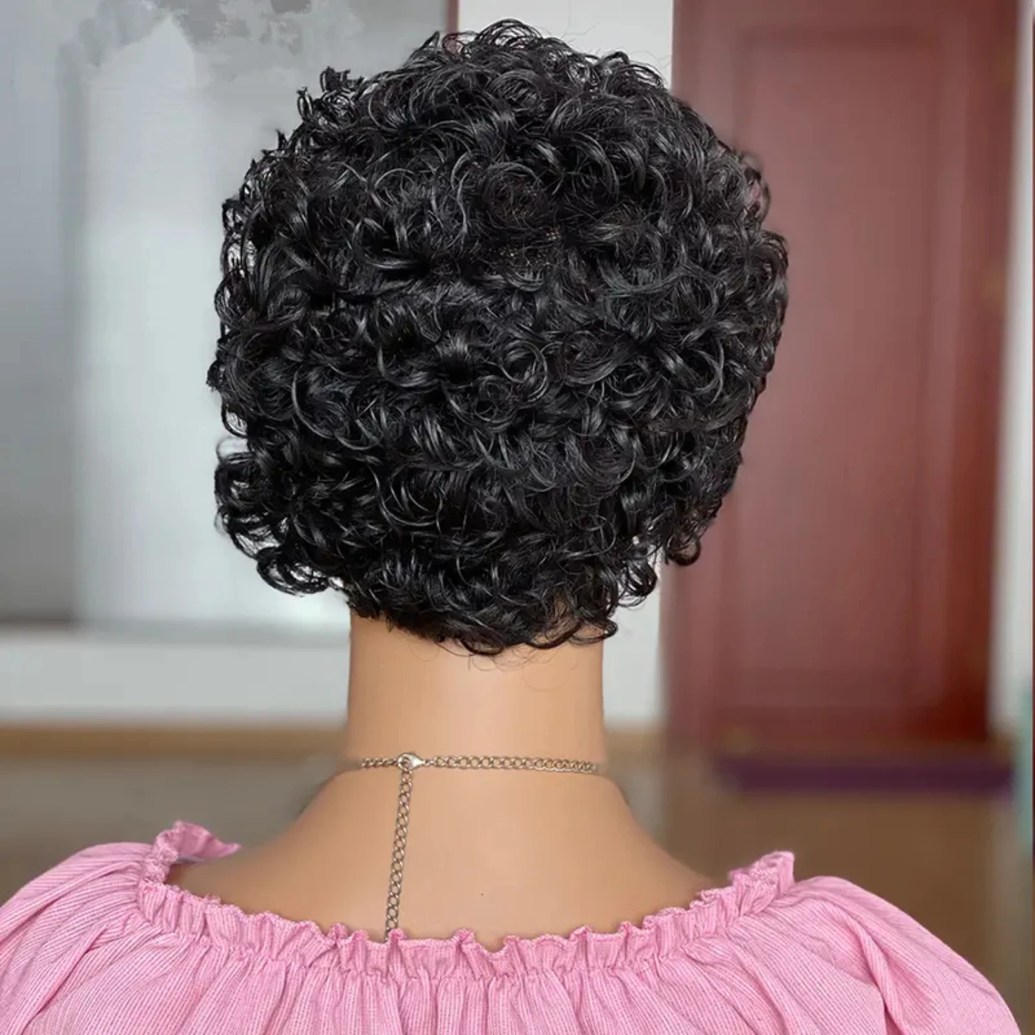 Lindas perucas de cabelo humano encaracolado de cor natural – perfeitas para mulheres que amamem a planar suas fechaduras deslumbrantes em cada ocasião