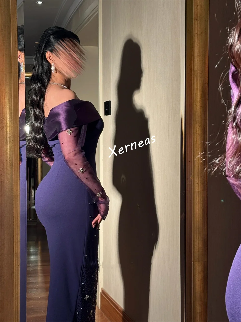 カスタムメイドのジャージービーズとラインストーンをあしらったオフショルダーミディドレス、シックなバイオレットのイブニングドレス、オーダーメイドの特別な機会に最適な絶妙なパーティードレス