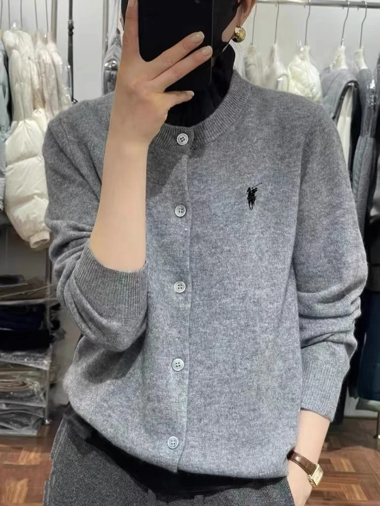 سترة كشمير مطرزة شعبية لخريف وشتاء 2025 سترة عصرية غير رسمية أنيقة من الكشمير برقبة دائرية وأكمام طويلة