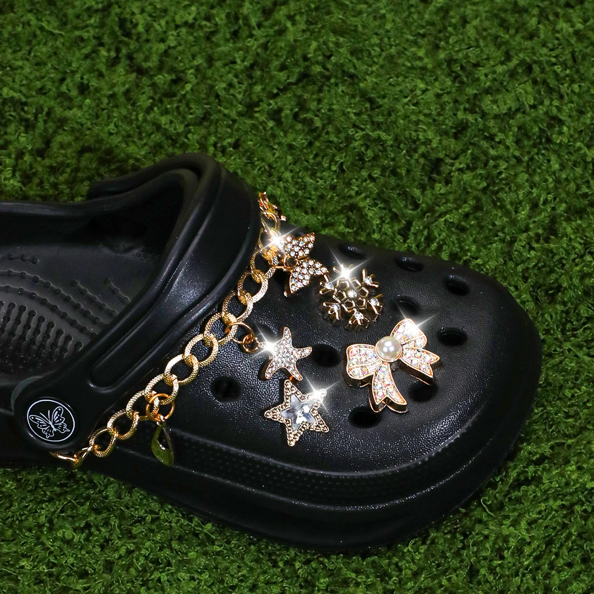 Kinder Slip-On Clogs und Pantoletten - Atmungsaktive, Wasserdichte EVA-Gartenschuhe mit Dekorativer Kette für Strand und Alltag 168 – Detail 2