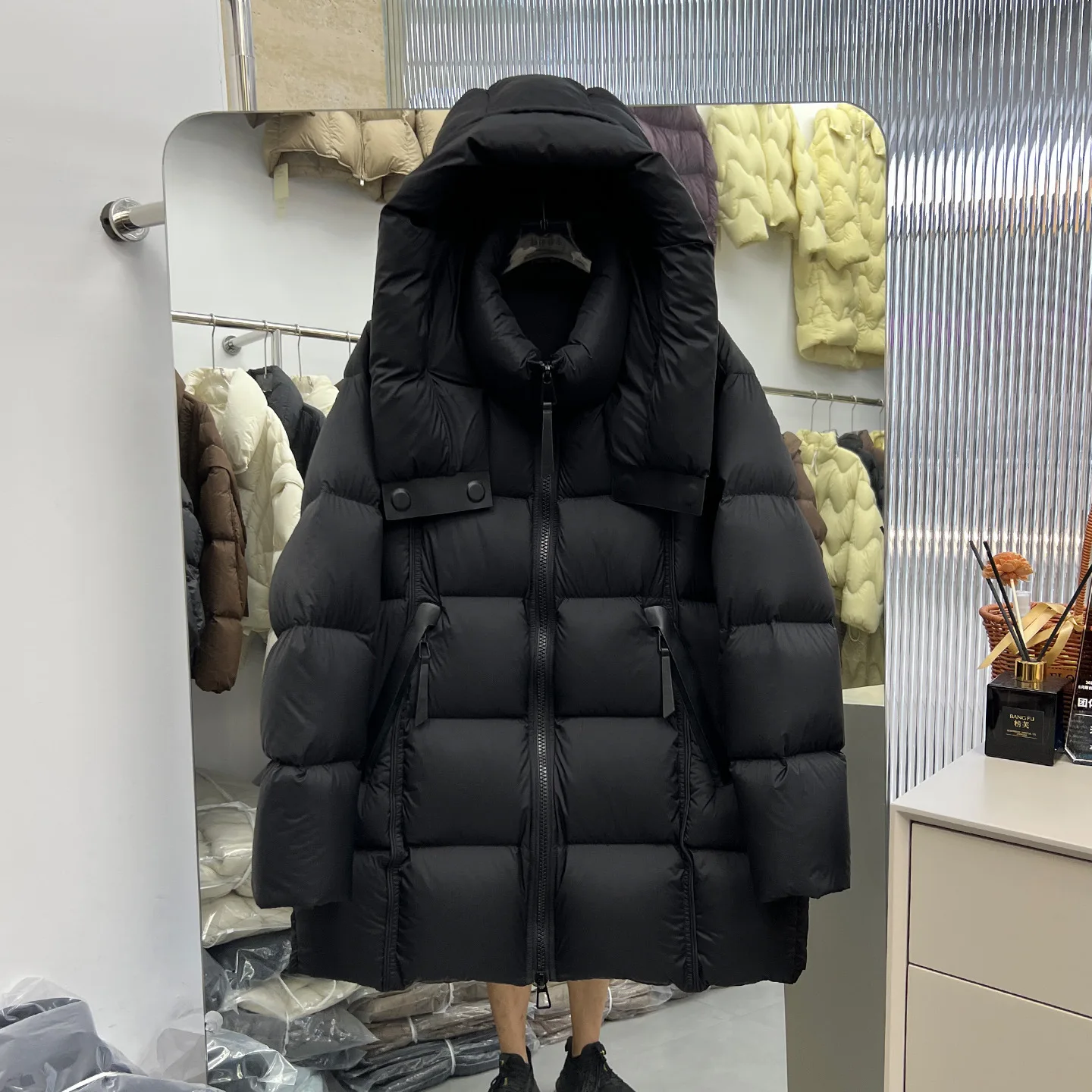 

Новая женская удлиненная куртка-пуховик из белого гусиного пуха на весну-зиму 2026: утепленное свободное пальто-облако, стройнящее фигуру