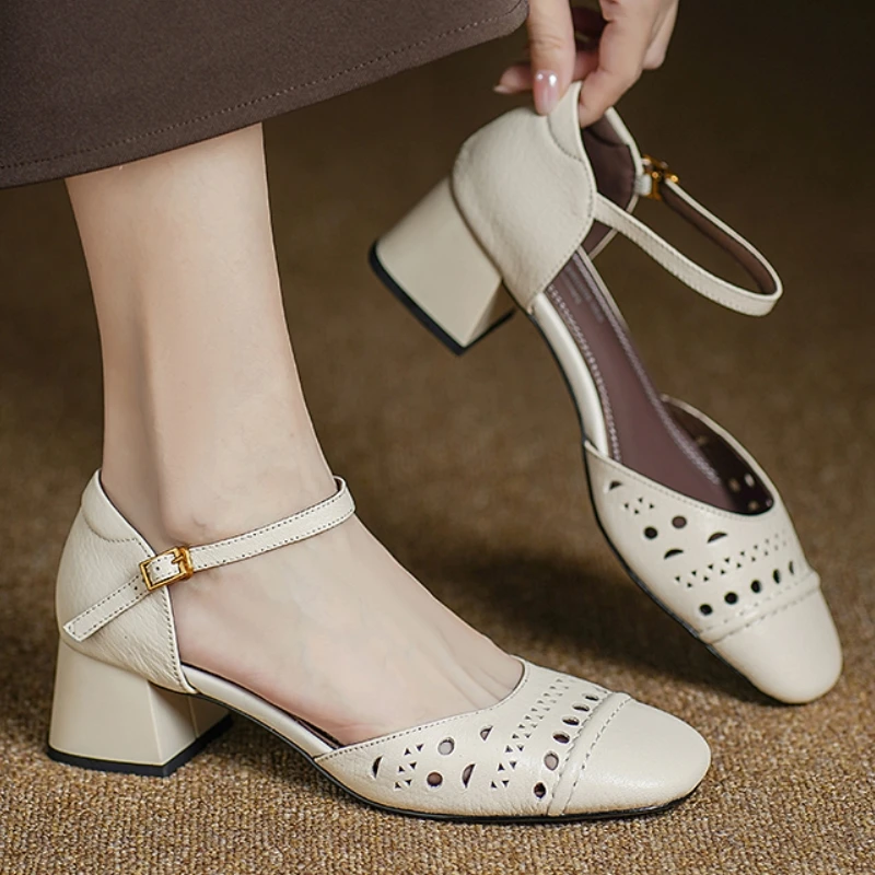 Sandálias Femininas de Couro Genuíno de Marca, Sapatos de Verão com Tira no Tornozelo, Elegantes, Pretas e Bege, Bico Fechado, Salto Baixo Quadrado, Calçados