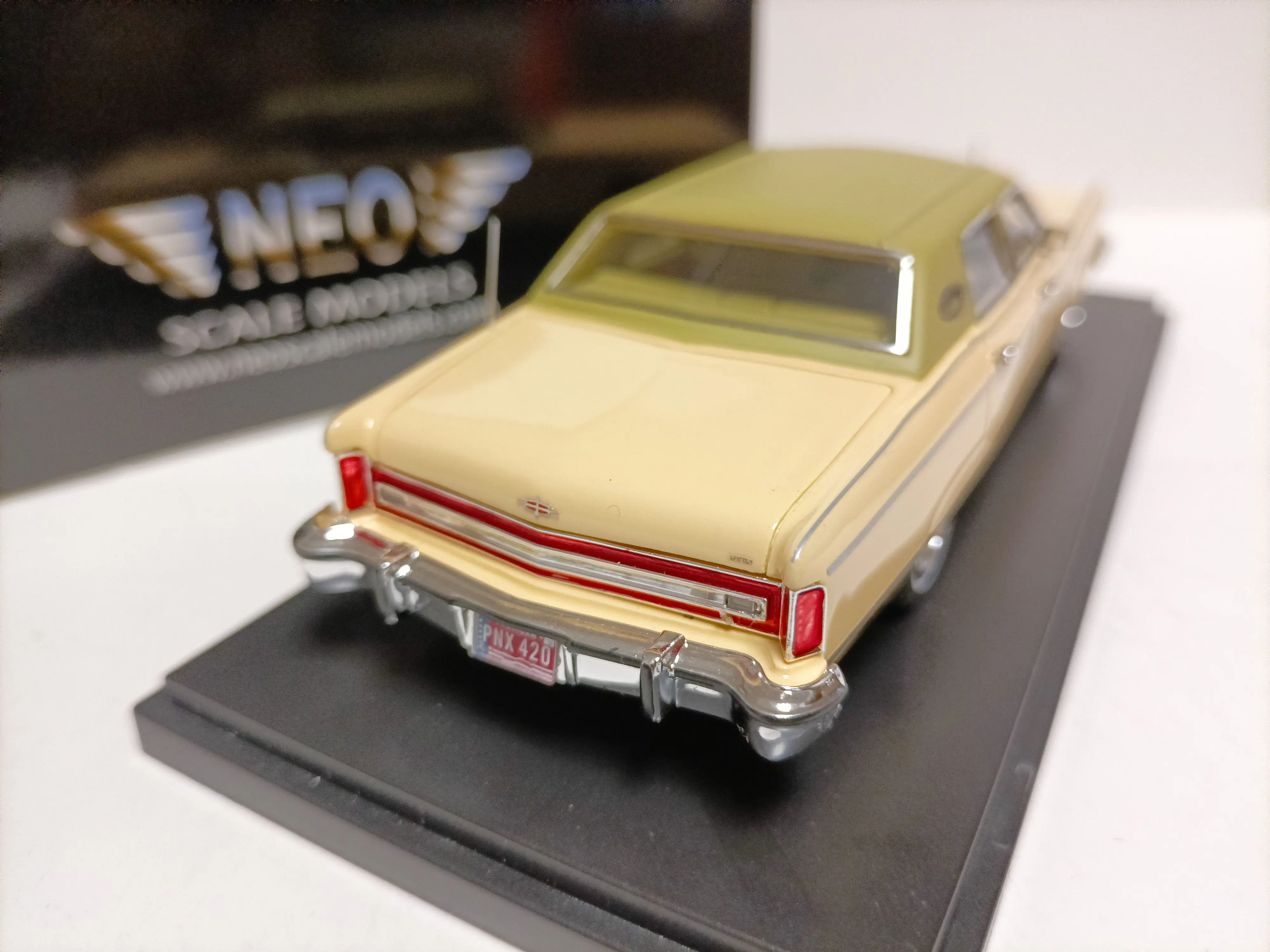 NEO 1:43 Continetal Town Car 1982 Vintage Car Simulation Limited Edition Resin Metal Static Car Model Toy Gift