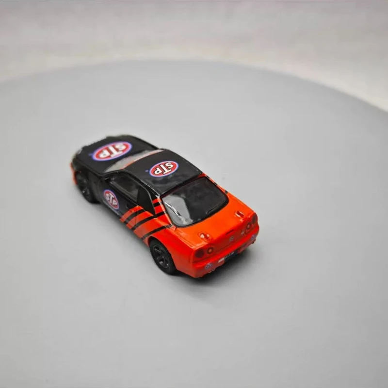 Greenlight Modelo 1:64 hobby store série 13 1999 STP Nissan Skyline (R34) e modelo de carro de motorista de corrida