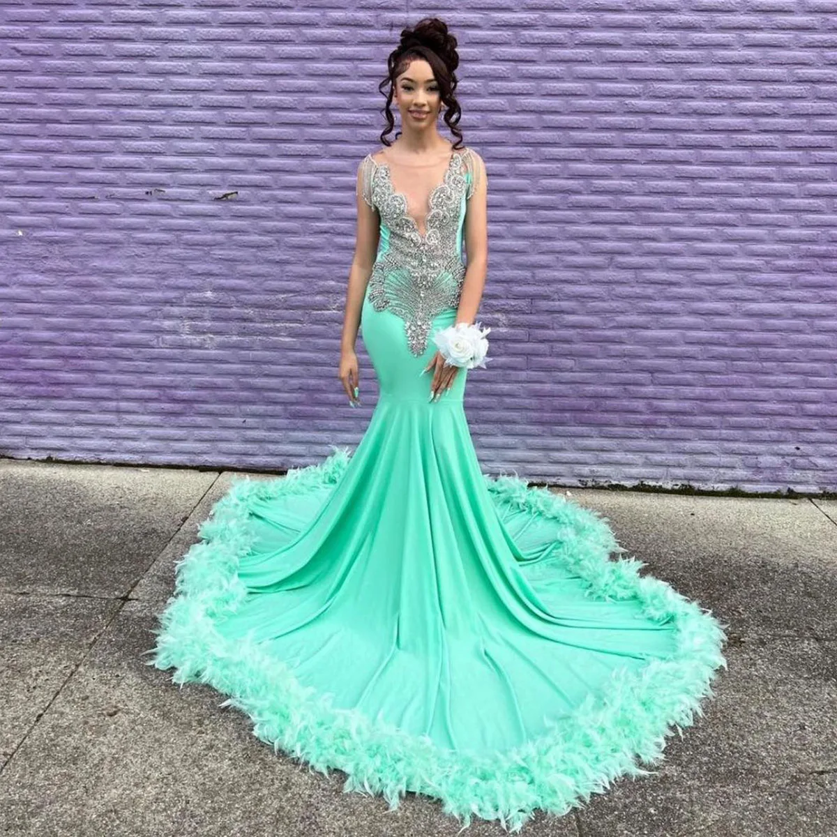 

Retro Mermaid Bride Dresses V-Neck Brush Train Crystal Paillette Feather Applique Sleeveless Open Back Prom Dress Robe de soirée