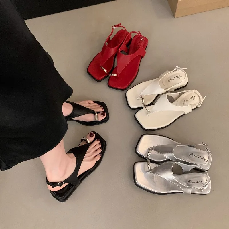 Sandalias planas para mujer, zapatillas con dedos de los pies, zapatos informales para la playa, zapatillas decorativas de Metal con cuña para exterior de verano 2025