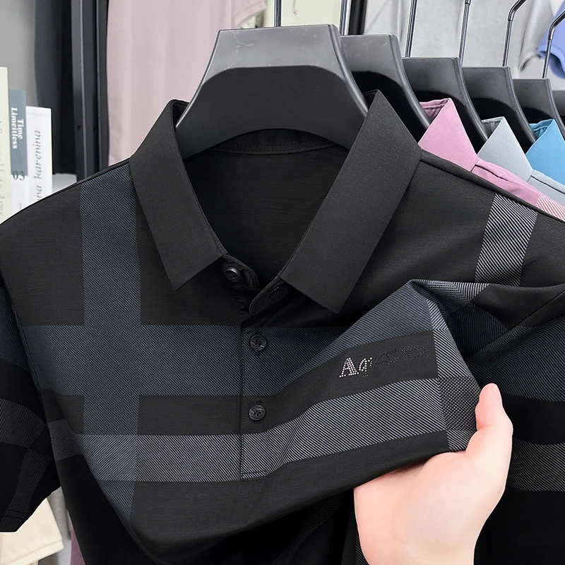 Herrenmode Geometrisch bedrucktes Polohemd aus weichem, atmungsaktivem Stoff mit Brustlogo, Kurzarm, für Business. – Detail 8