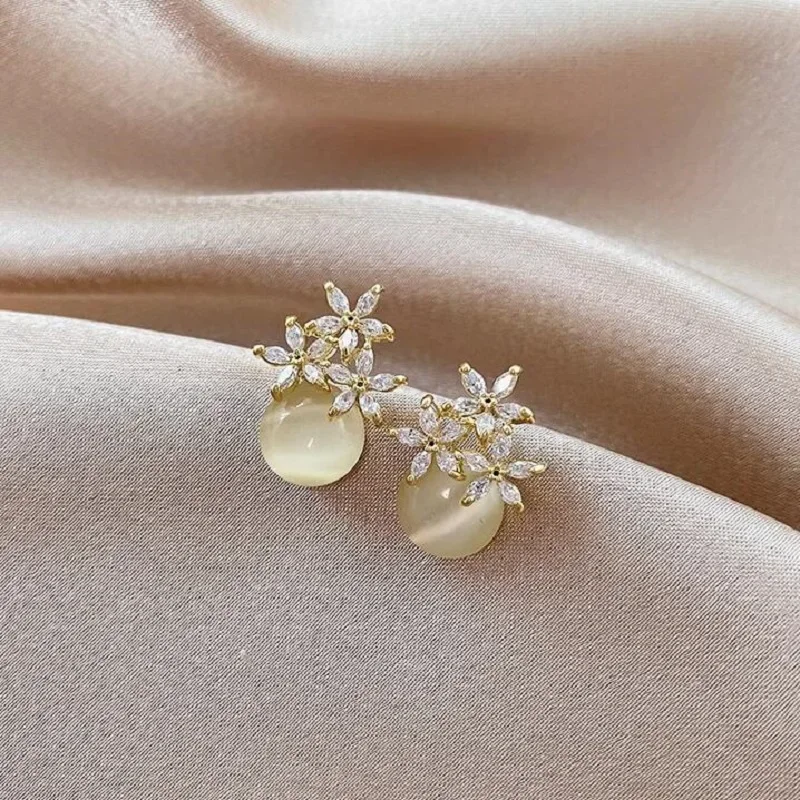 Anting kancing cystal terbaru untuk wanita  Desain bunga kecil yang indah  Anting opal berlapis emas yang elegan  Perhiasan fashion mewah  Hadiah cinta