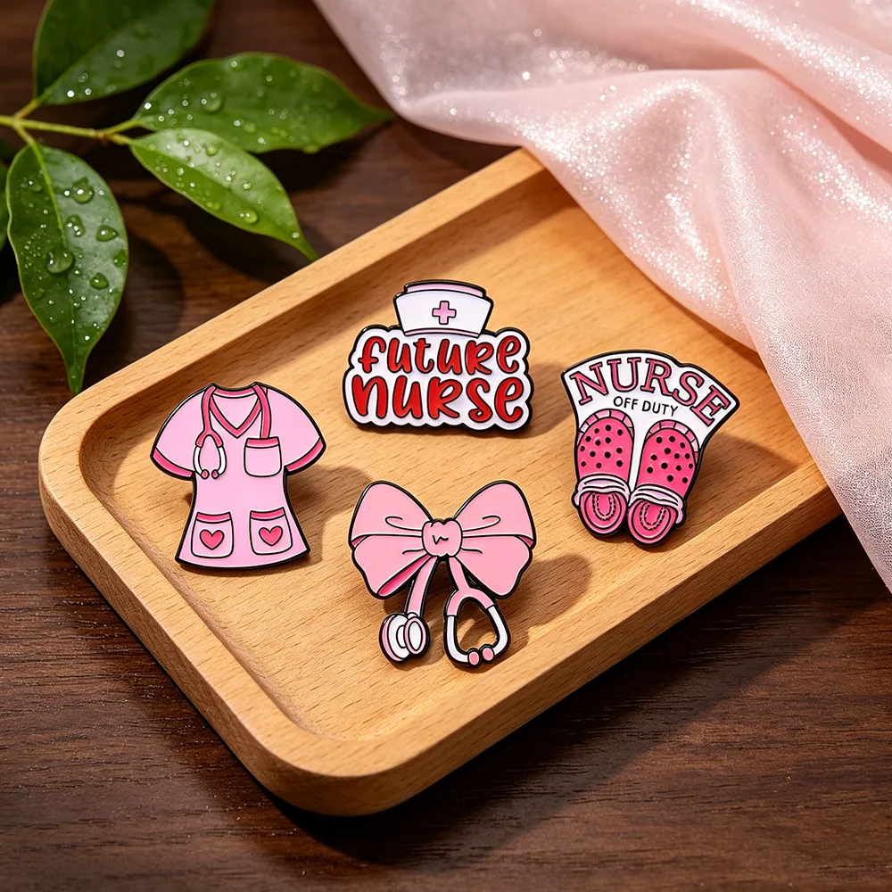 Lot de 4 épingles de revers infirmière roses - Badges en métal, bijoux cadeaux avec stéthoscope, nœud papillon, chapeau, pantoufles, design de dessin animé sur le thème médical
