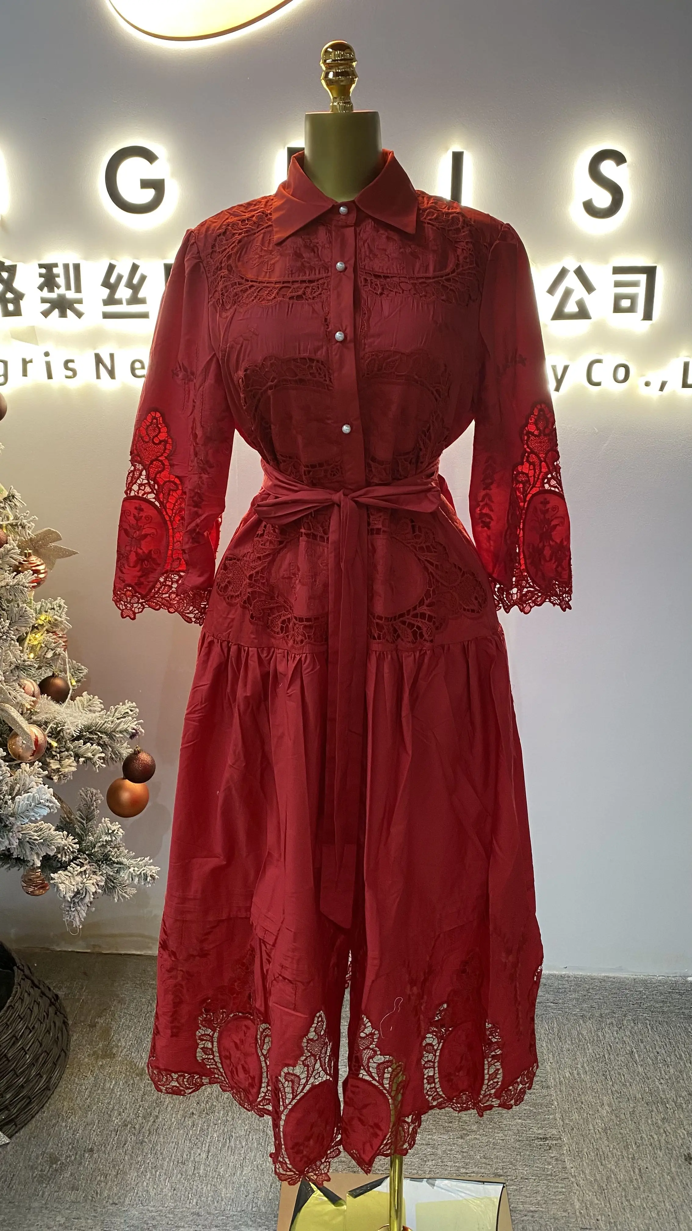

2025 New Autumn Style Commuter Style Embroidered Lace Design Hollowed-out Single-breasted Slim Fit Dress-GZXX070