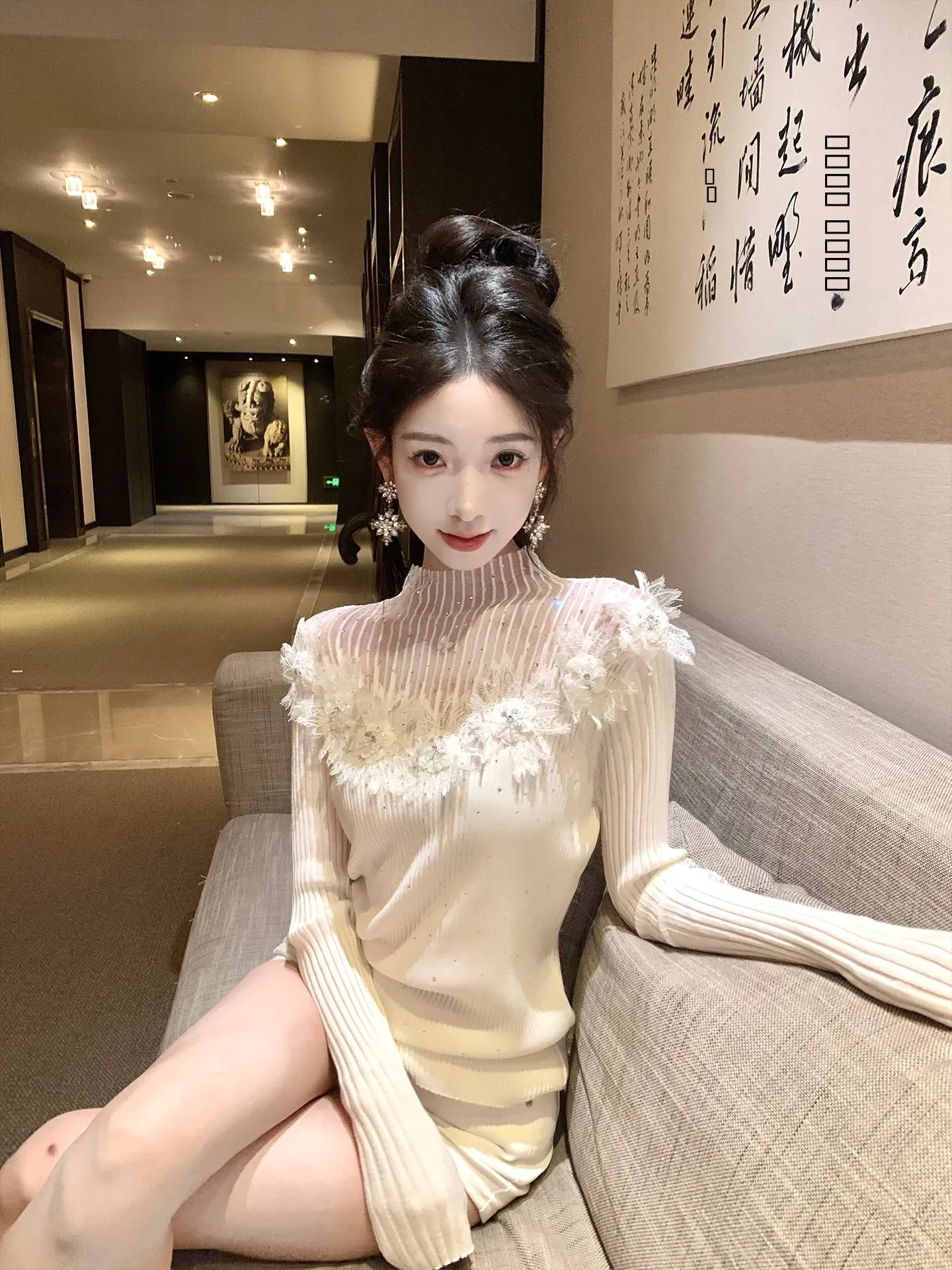 

Вязаный свитер J Studio с V-образным вырезом и ажурным узором «Звездное небо» – универсальный базовый слой для женщин.