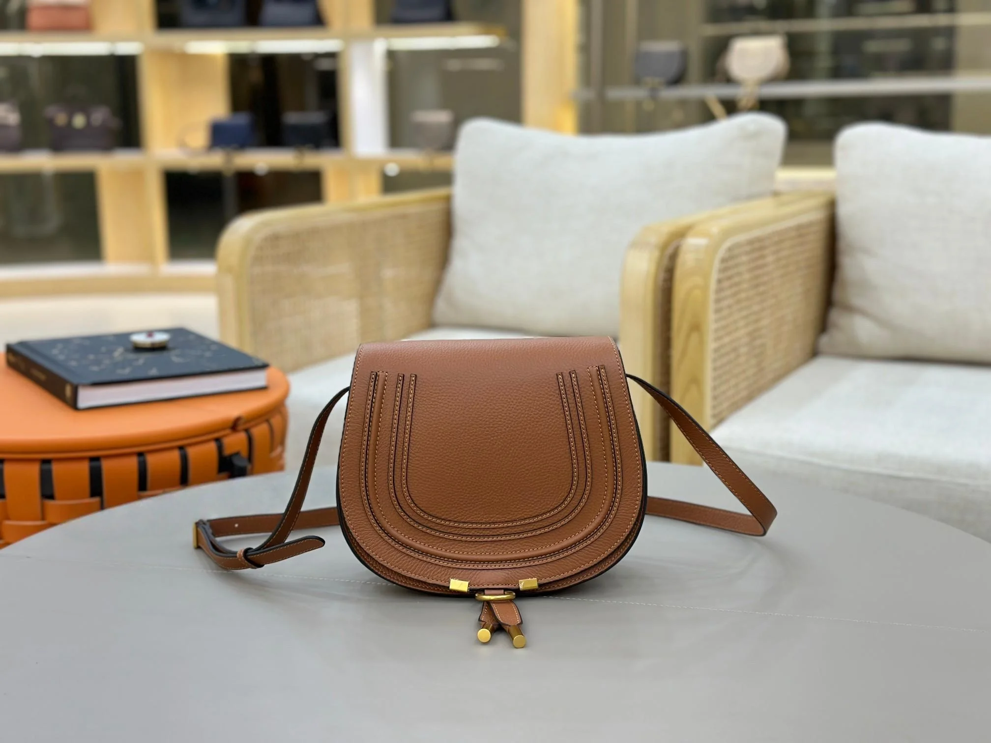 25 Ultima borsa a ferro di cavallo casual con tracolla a tracolla in tinta unita con frange in pelle di vitello a grana