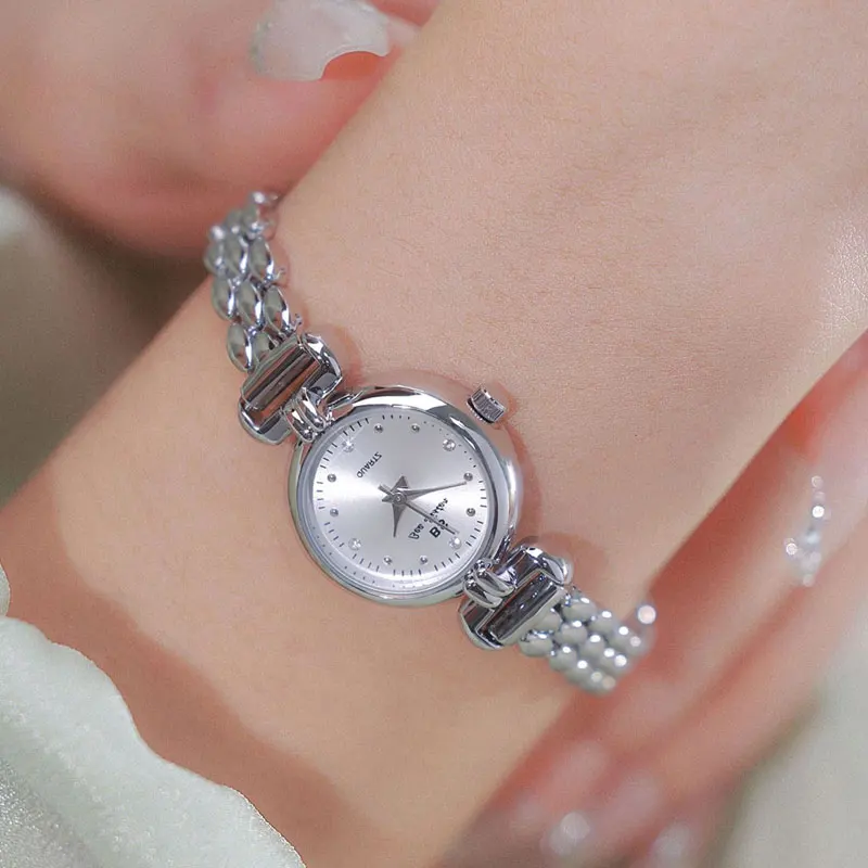 Reloj de lujo de plata azul hielo para mujer, pulsera exquisita, esfera pequeña, resistente al agua, Reloj de cuarzo Simple, nuevo, 2024