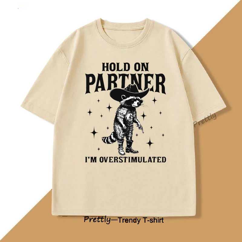 

Hold on Partner Im Overstimulated футболка Raccoon Meme Unhinged Weirdcore футболка Gen Z забавные графические футболки хлопковая одежда