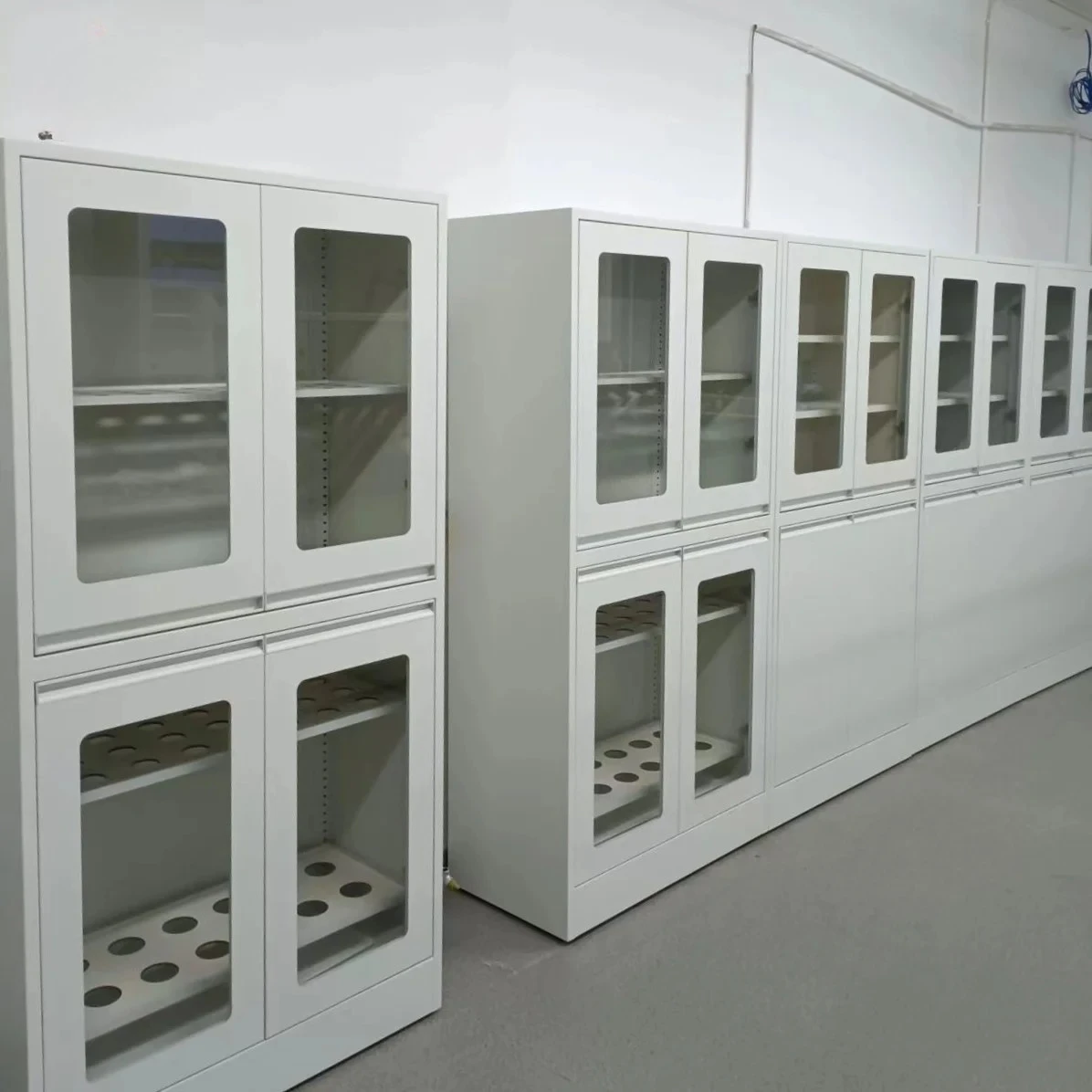 Armadio per navi interamente in acciaio in stile industriale moderno resistente chimicamente per applicazioni scolastiche per vetreria da laboratorio