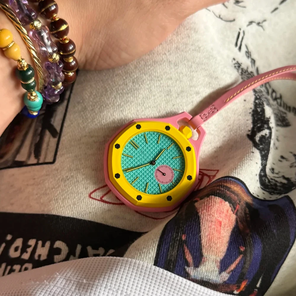 relogio-de-bolso-octogonal-estilo-pop-para-jovens-de-26-anos-com-movimento-de-quartzo-e-cores-vibrantes
