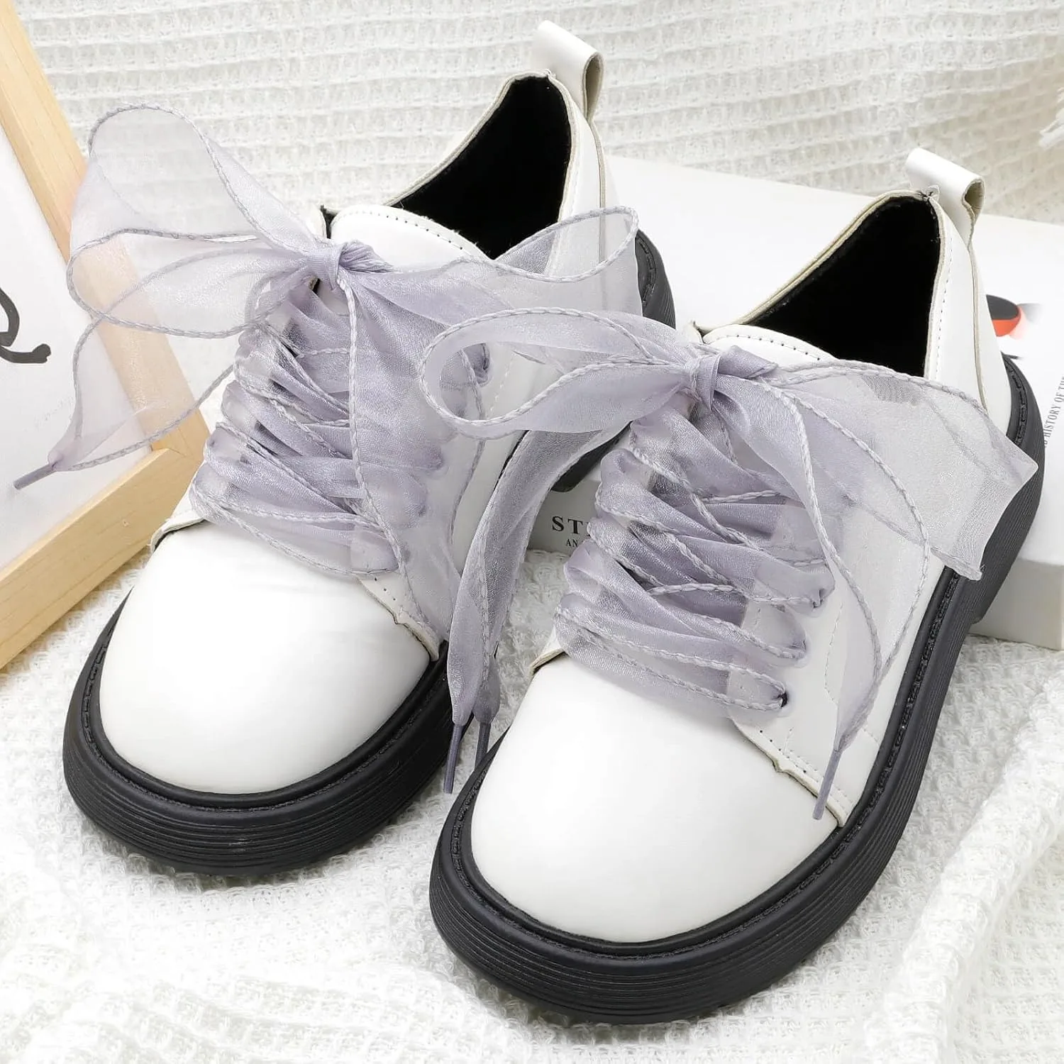 1 Paar flache, transparente Schuhbänder, 4 cm breit, modische Schuhbänder aus Schneegarn, elegante Schuhbänder für Damen und Mädchen. ﻿ Schuhzubehör – Detail 5