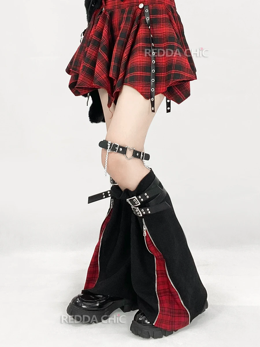 Reddachic Plaid rot Retro Beinlinge Minirock Set Frauen Leder Gürtel Stiefel Abdeckung unregelmäßigen Rüschen Kuchen Rock y2k Gothic Kleidung