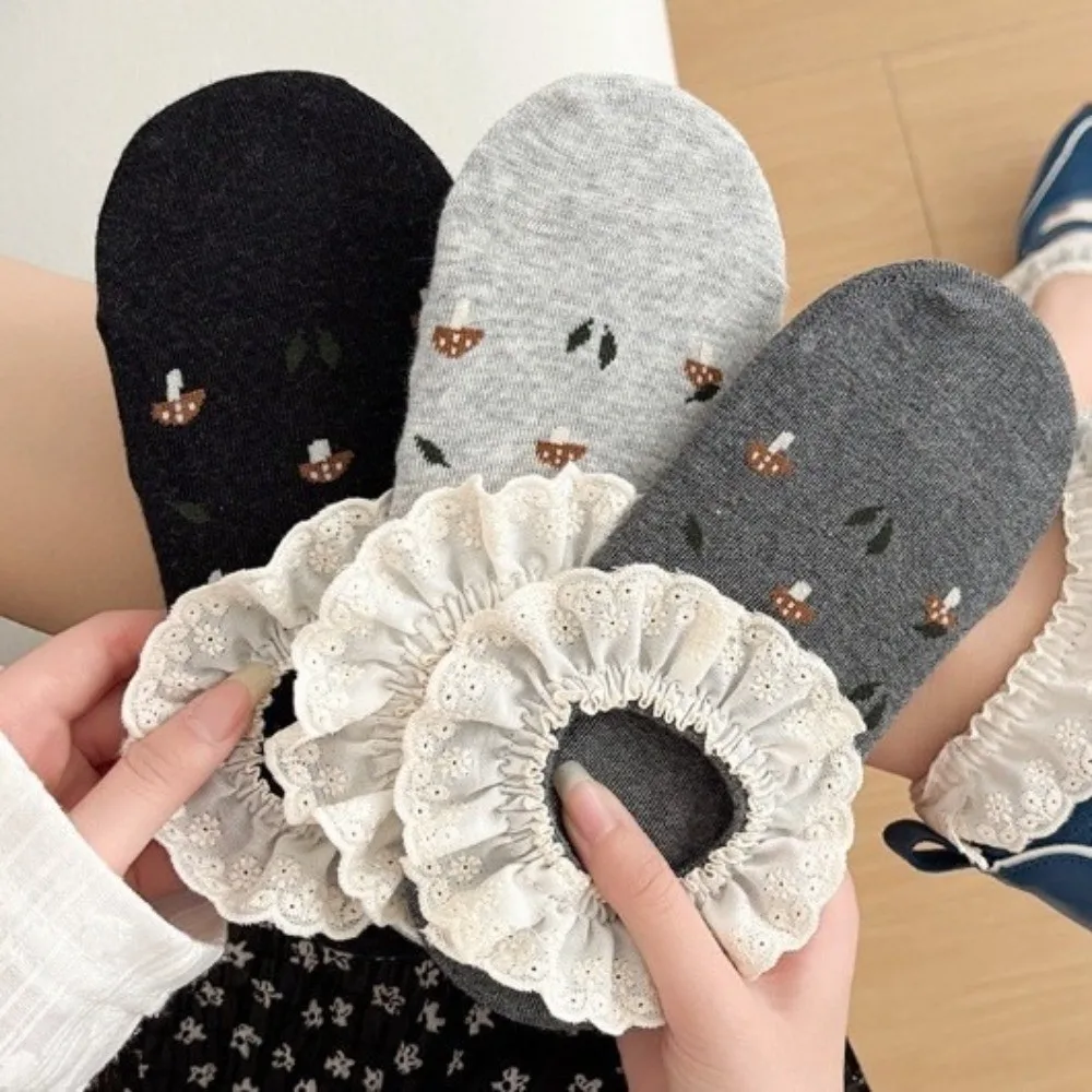 1pair Silicone Grip Lace Trim Boat Socks Thin Fabric Retro Design Ankle Socks For Women Sweet Breathable Invisible Liner Socks