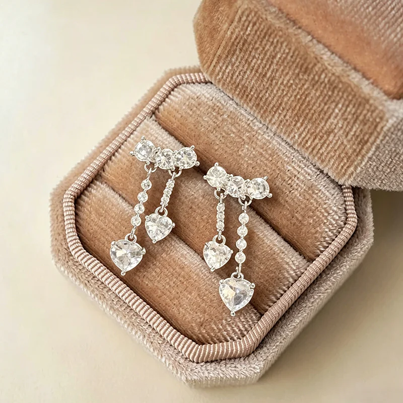 Glänzende Mikro-Zirkon Herzförmige Hängeohrringe in Goldfarbe Trendiger Schmuck für Damen und Mädchen Luxuriöses Design Ohr-Accessoires – Detail 10