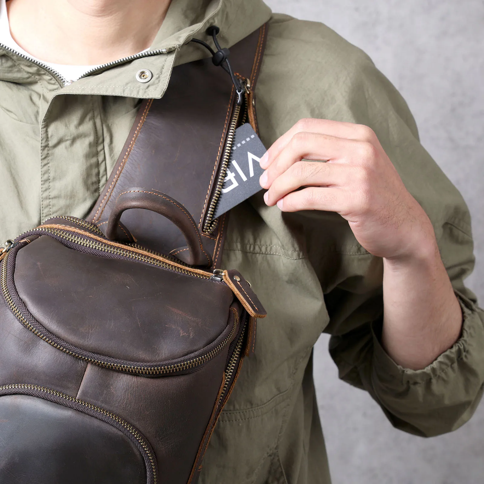 Hochwertige Echtleder-Brusttasche für Herren, Vintage Vollnarbenleder-Umhängetasche, Herren-Schultertasche, Sling Bag, Tagesrucksack – Detail 5