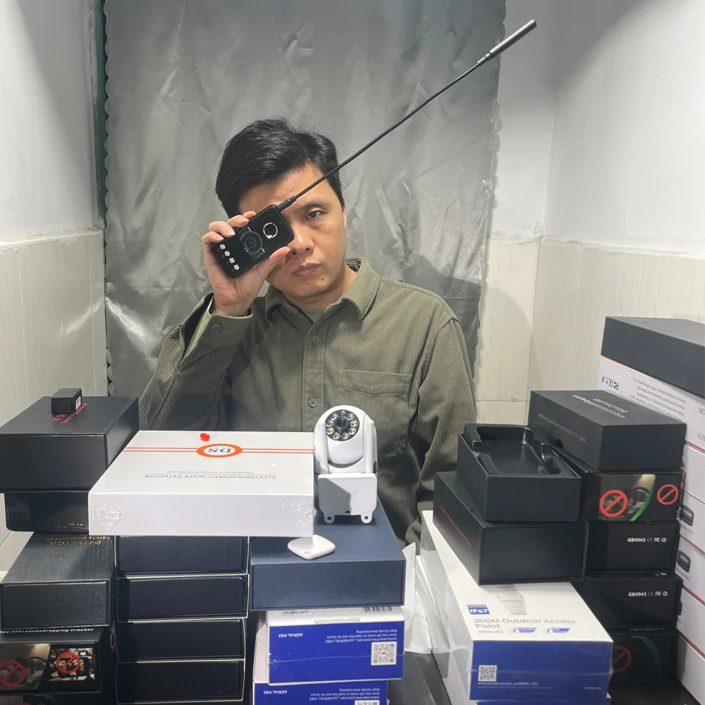 

Laser Hidden Camera Detector Pro - Finds Dormant & Non-IR Cameras, Also GPS Tracker & Eavesdrop Bug, 1MHz-8GHz Frequency Scanner