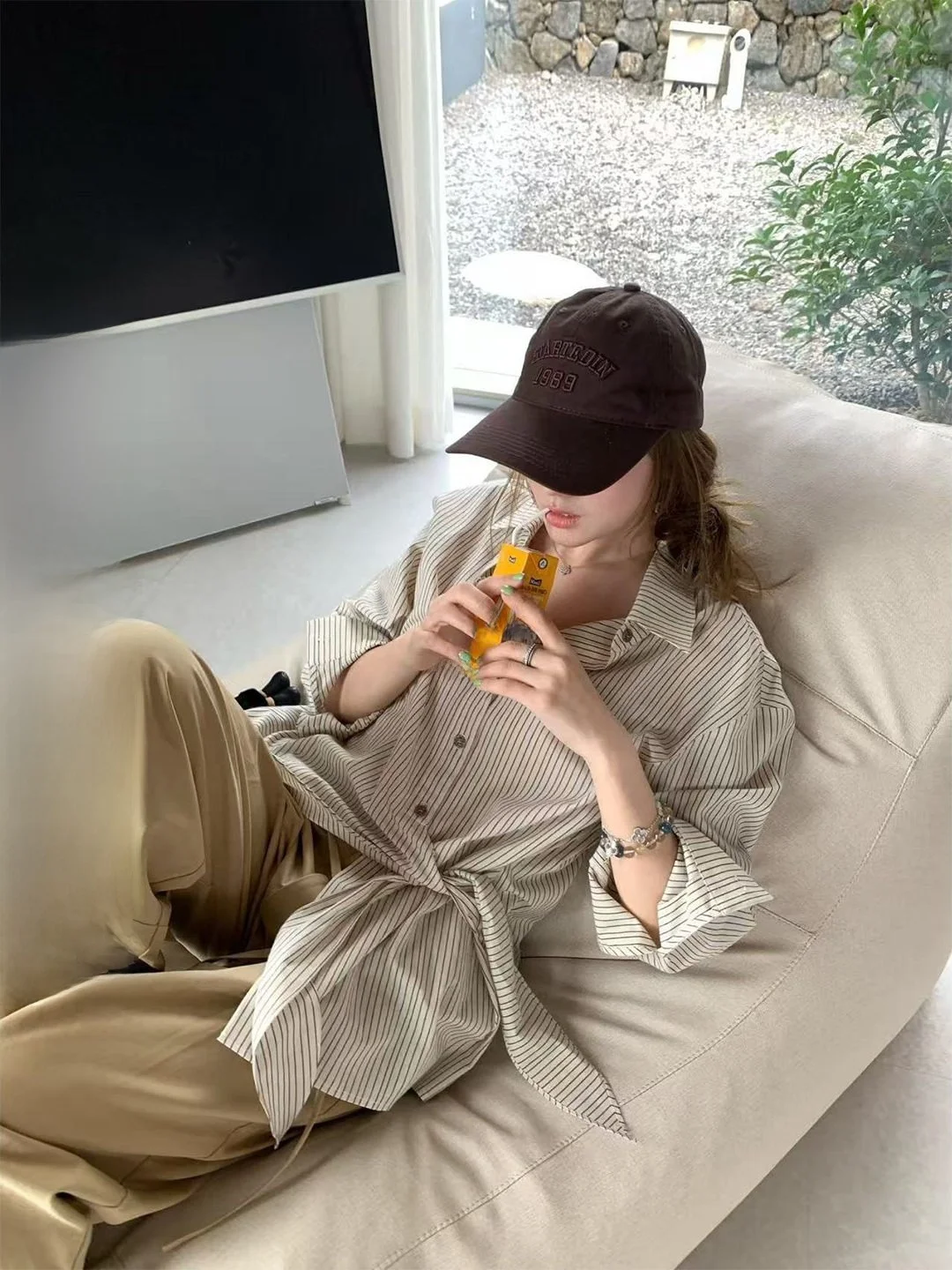 

Асимметричная женская блузка с длинным рукавом в корейском стиле, с завязками на талии, эффектом похудения, драпировкой и однотонной расцветкой, удобная для повседневной носки.