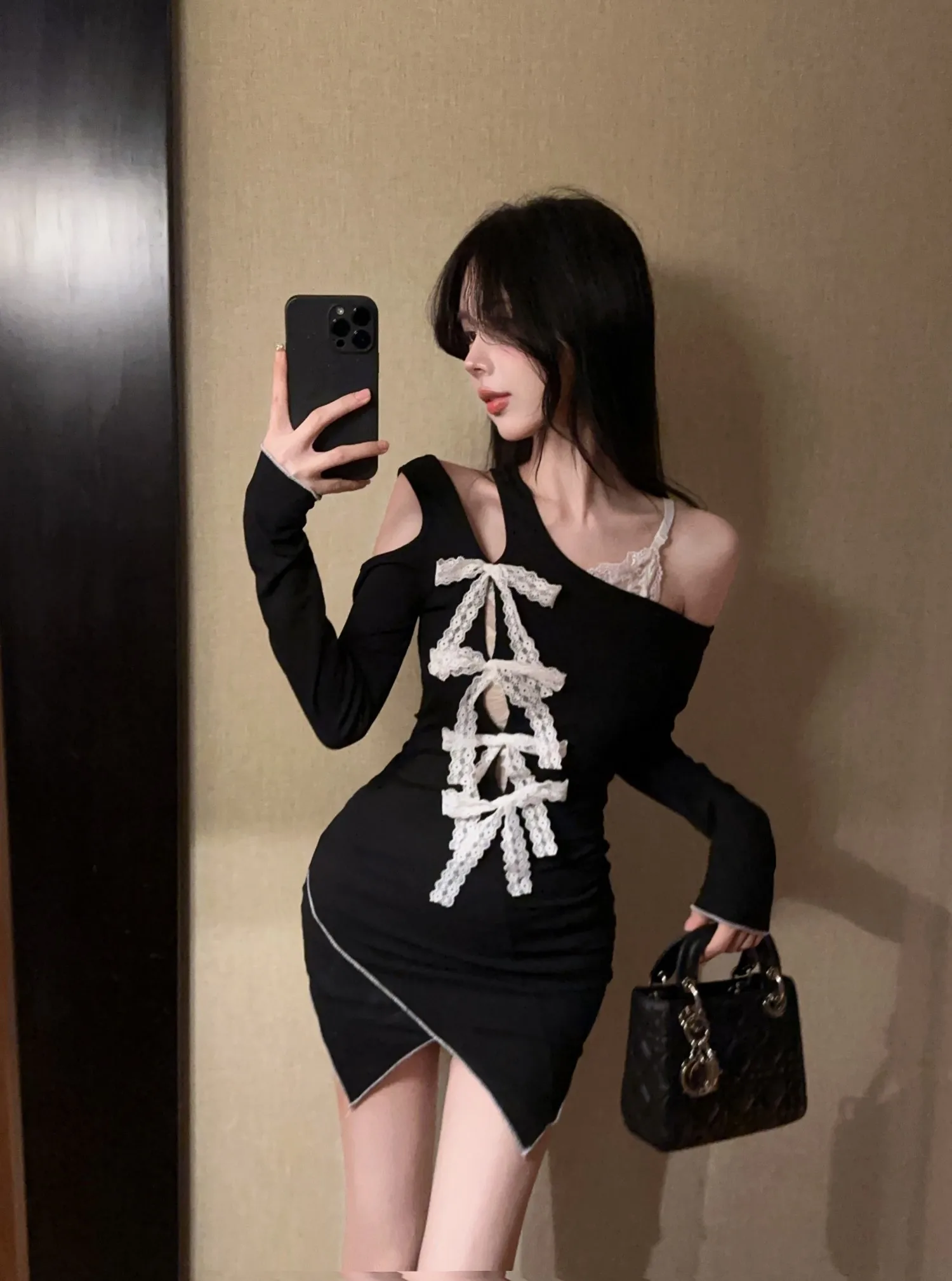 Moda francese Scheming nero scava fuori abito con bretelle fiocco in pizzo stretto aderente aderente mini abiti irregolari nero Y2K abbigliamento