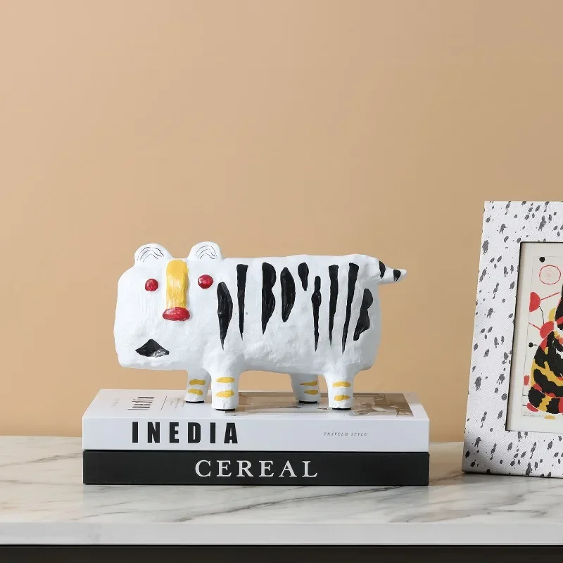 1PC Striped Cat Resin Cat Abstract Art Painted Animal Home Decoration Home Crafts Gift Desktop Decorations in The Study Room