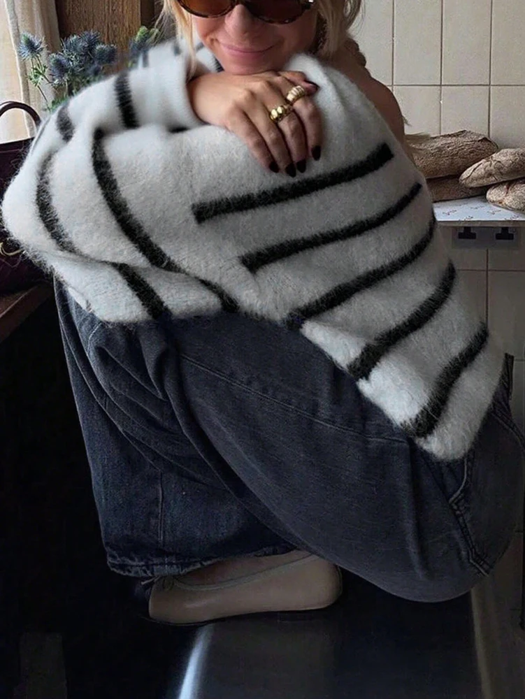 Damen Gestreifter Rückenfreier Strickpullover Modischer Herbst-Winter Europäisch-Amerikanischer Stil Neuerscheinung 2025