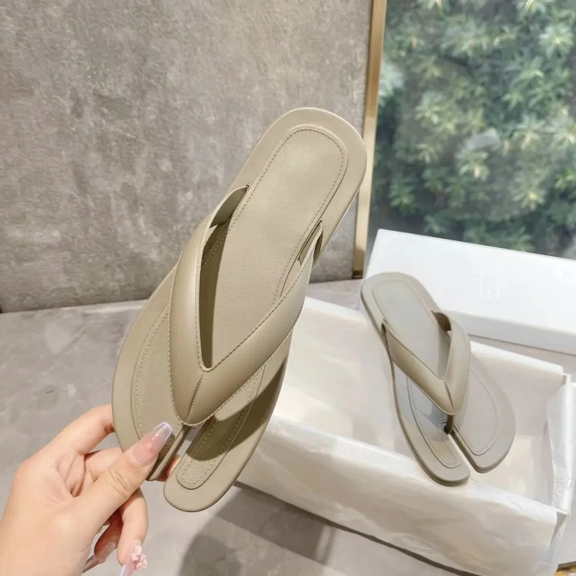 Flip-flops Niche Premium Sense Pig's Trotters Split-toe Casual Flat-bottomed Beach Pinch Slippers Women's Outer Wear