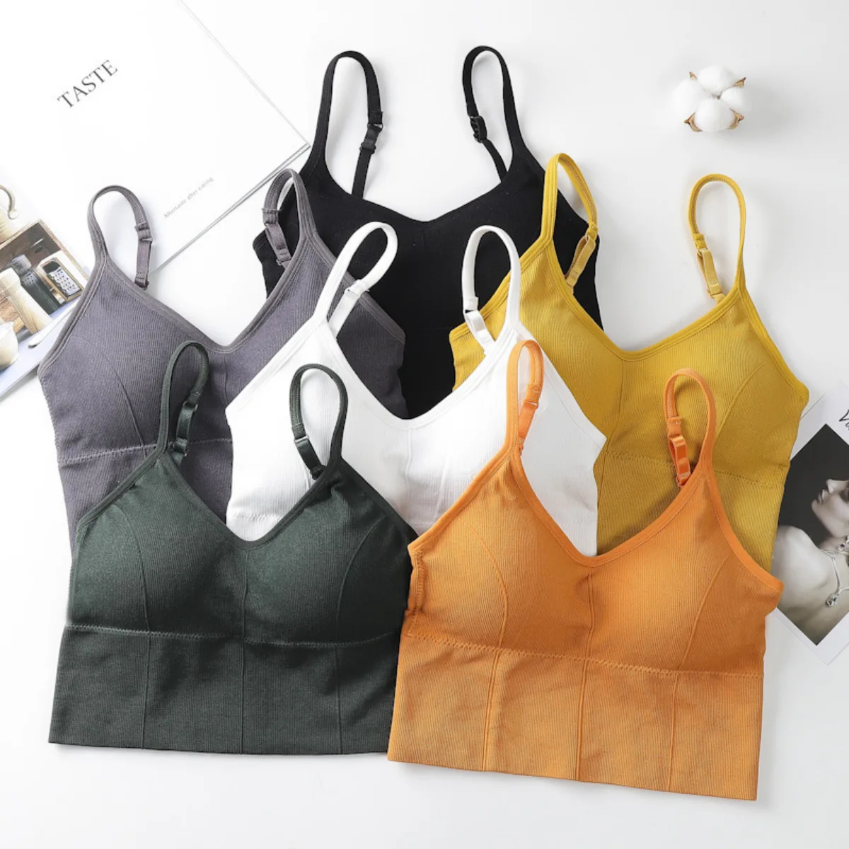 Women's thick 22 card U-shaped underwear with a flat chest and a plus size camisole vest, gathered together in a bra