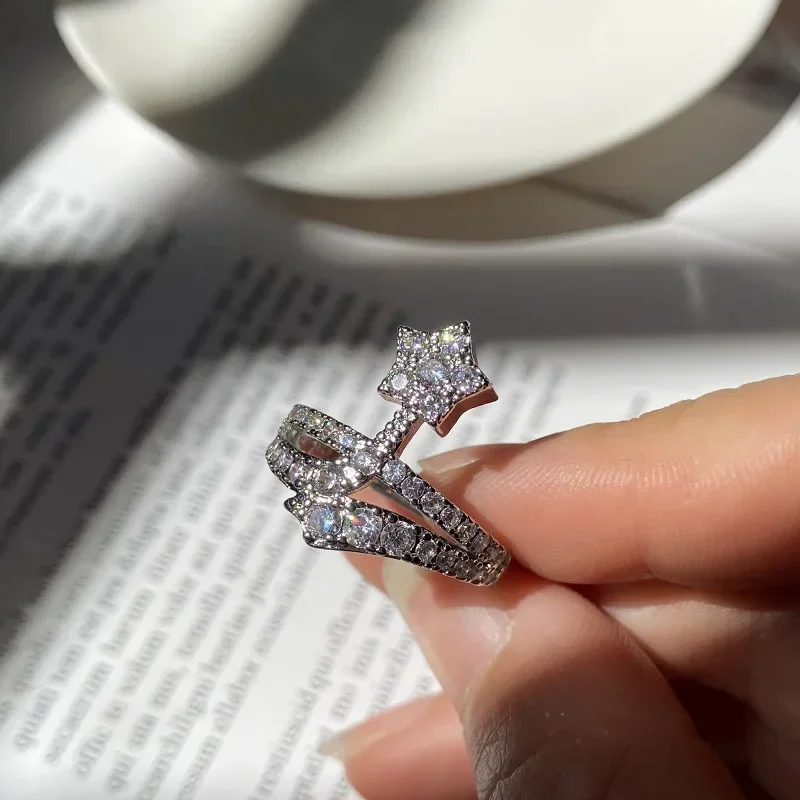 Estilo de moissanita MDL. Anillo de dedo de moda europea y americana con microconjunto de explosión Meteor ins brillante con estrella de cinco puntas