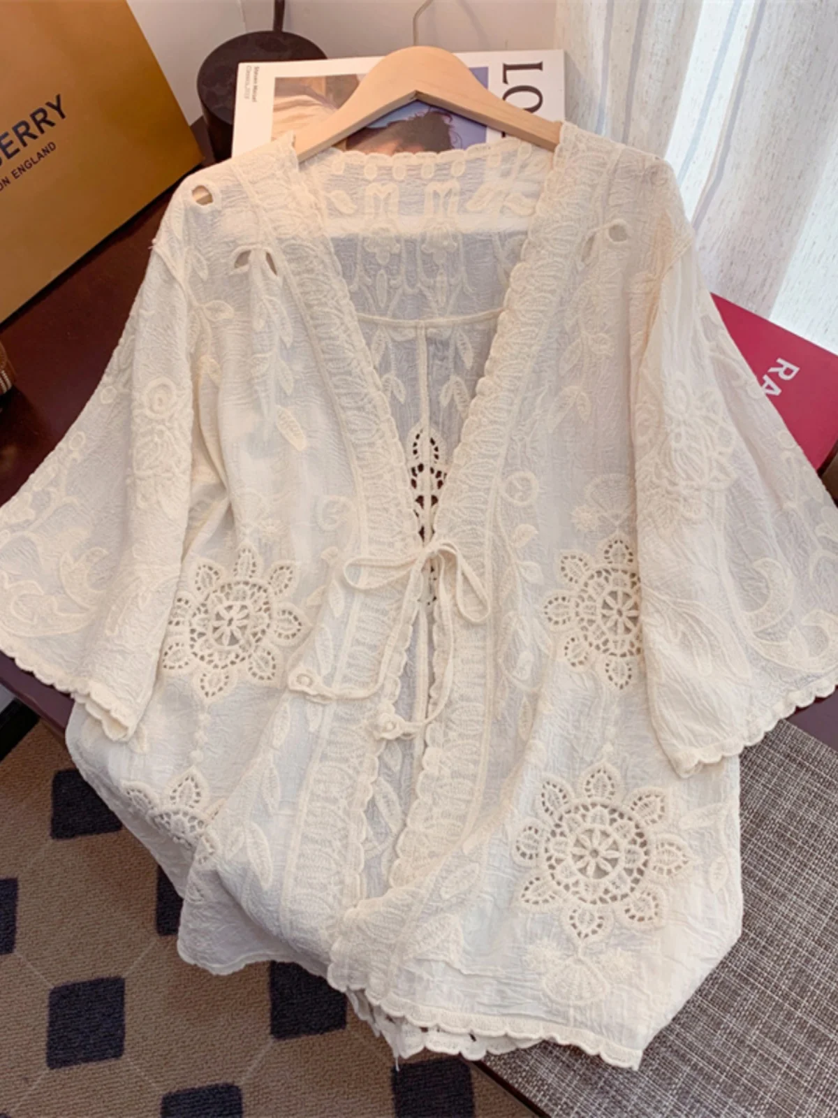 

Retro Sle Women's ort Sve irt V-Ne Embroidered Hollow out Design Sun Protection Open Cardigan Top for Summer