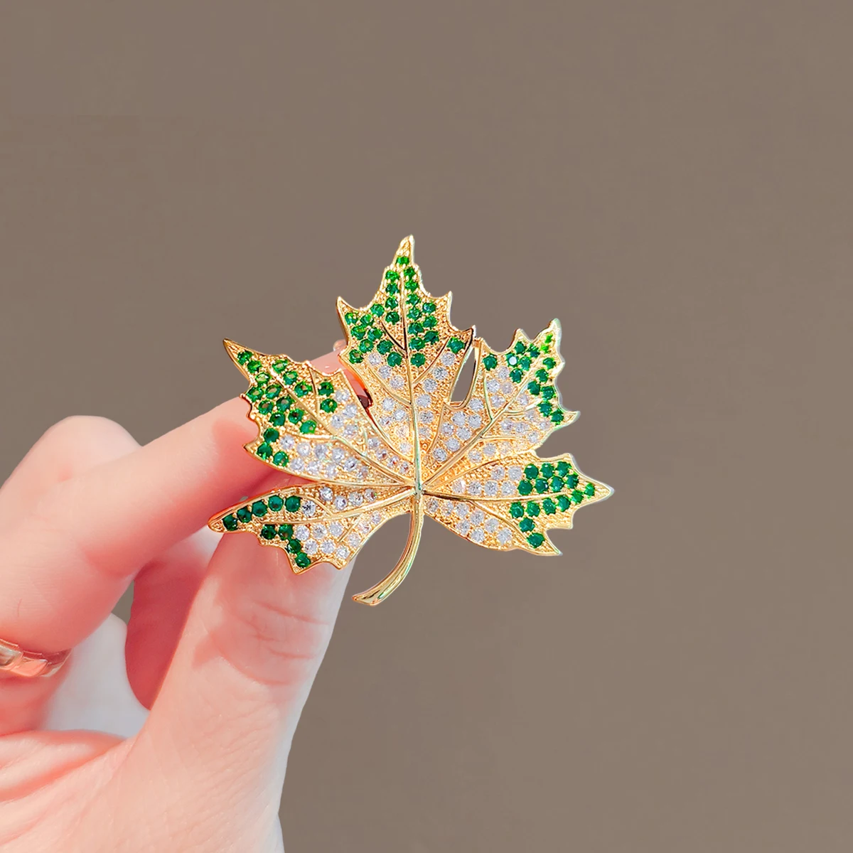 2024 Sparkling Green CZ Maple Leaf Brooches for Women Luxury Design Rhinestone Plant Lapel Pin Fixed Clothing Accessories