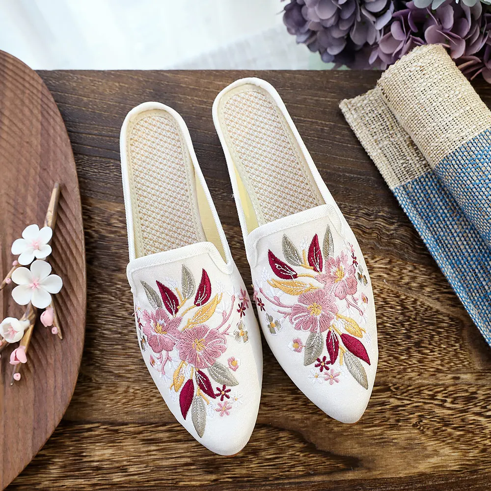 Woman\'s New Fabric Spring Pointed Toe Flat Mules Comfortable Slippers for Casual Fashion Ladies Summer Chinese Embroidered Shoes